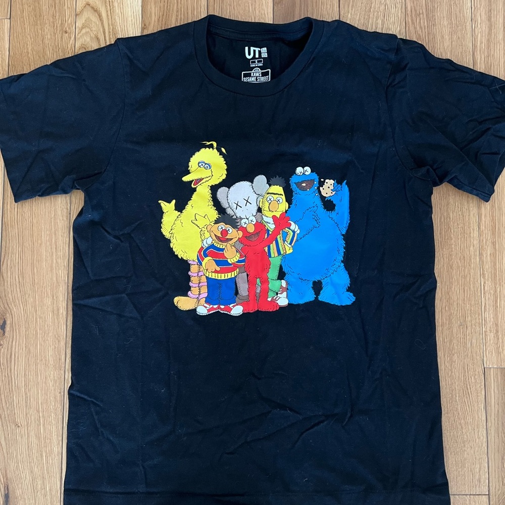 UNIQLO SESAME STREET X KAWS BLACK T-SHIRT